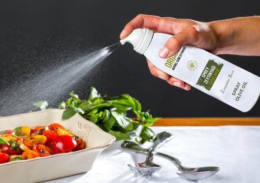 Salata üzerine zeytinyağı spreyi